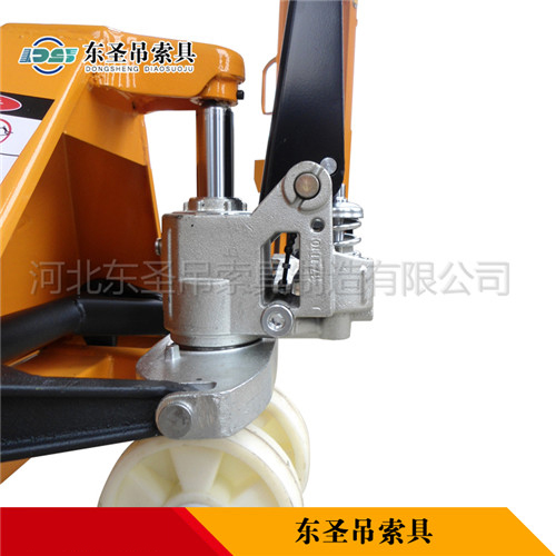 手動搬運叉車產(chǎn)品液壓缸部分展示--河北東圣吊索具制造有限公司--手動叉車|液壓堆高車|小型攪拌機(jī)|石材夾具